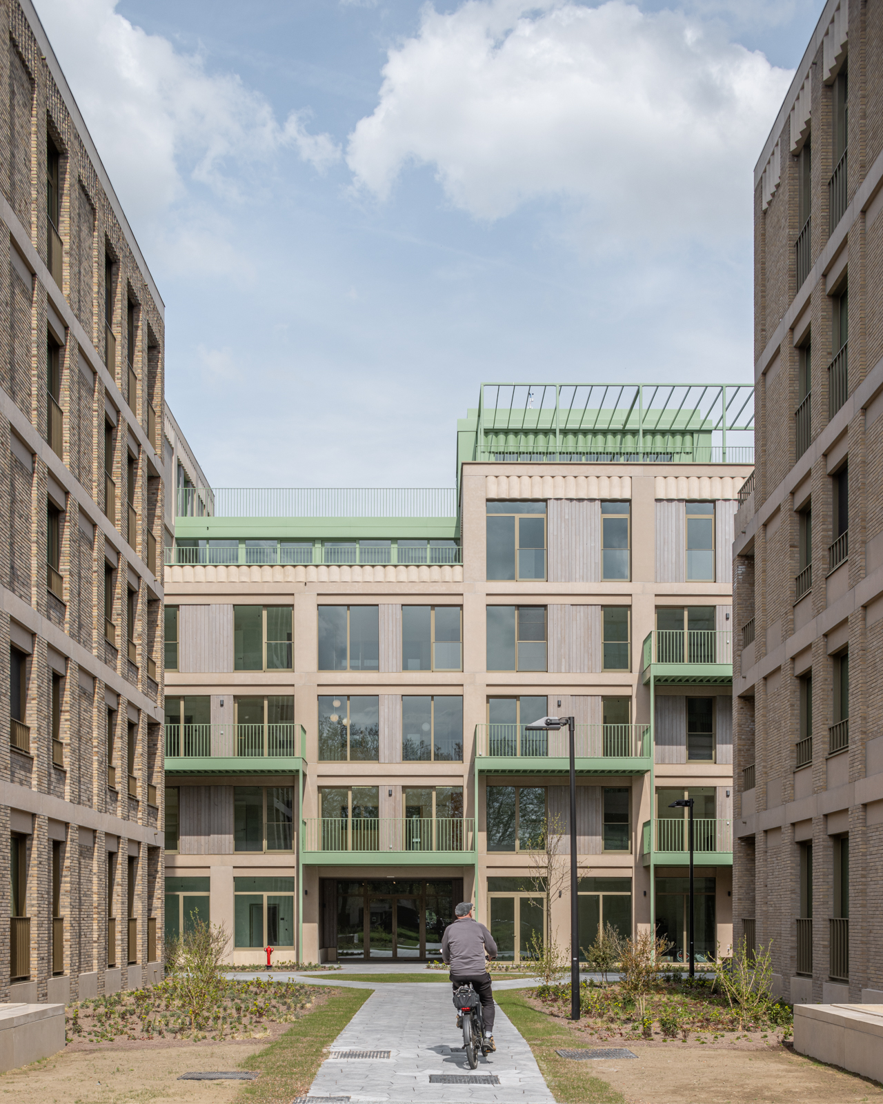 KMT1108 groen inkomplein met zicht op het cohousing gebouw Compagnie en het gebouw Orangerie.