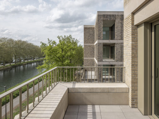 Het appartementsgebouw Ponton gezien vanaf het gebouw Dok bij het nieuwbouwproject Komet in Mechelen.
