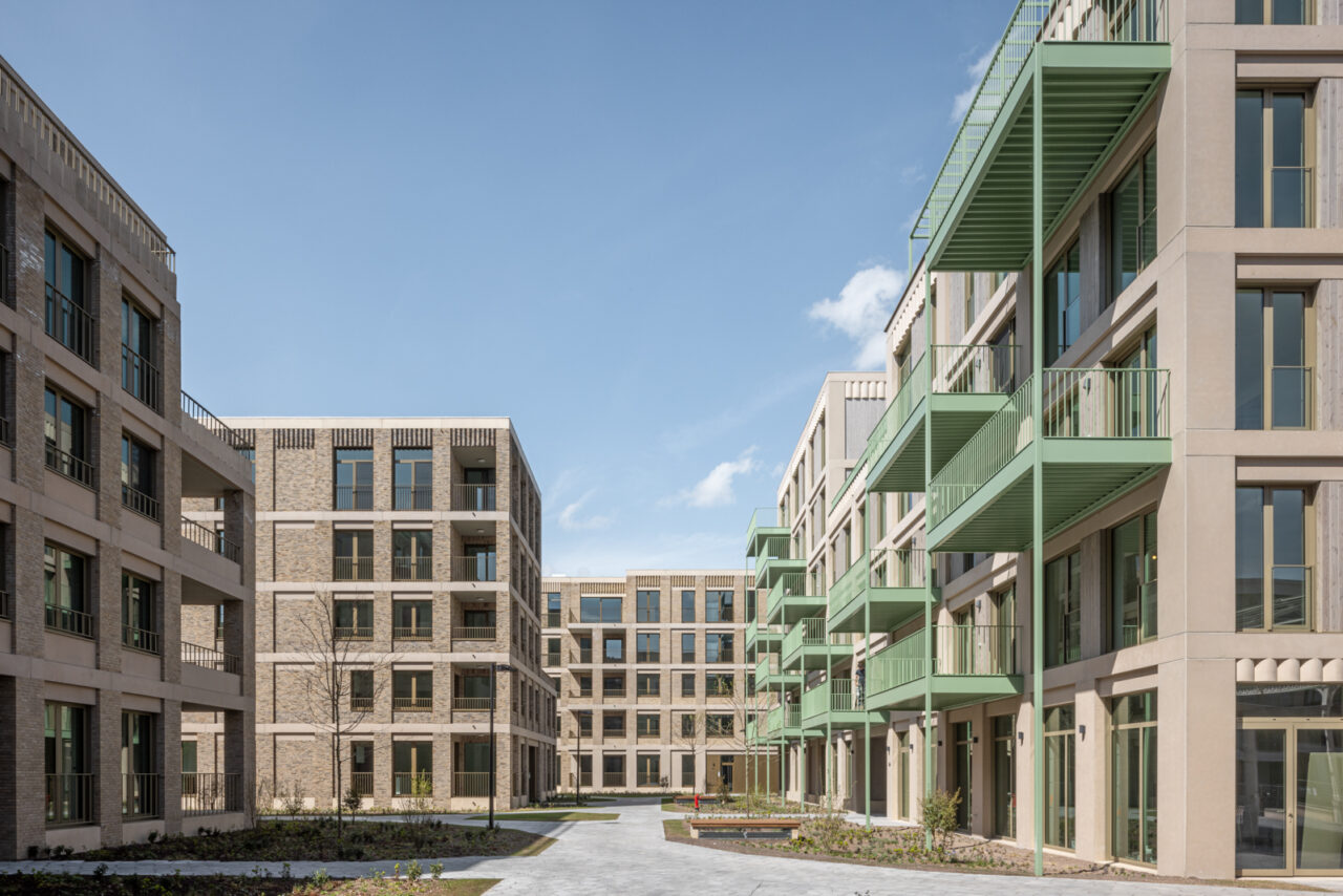 Binnenplein van Komet Mechelen omringd door appartementsgebouwen.